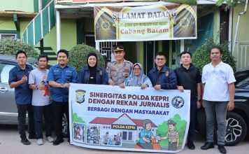 Polda Kepri Gelar Kegiatan Berbagi 100 Paket Makanan Gratis Bersama Awak Media di Panti Asuhan dan Ponpes