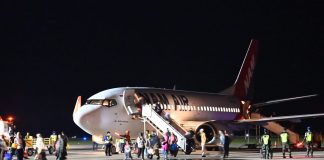 Danlanud RSA Natuna Turun Langsung Pastikan Penerbangan Malam Berjalan Aman