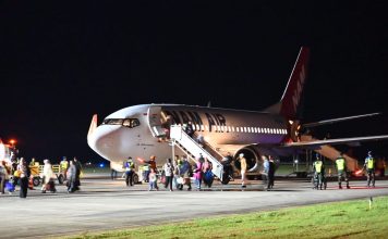 Danlanud RSA Natuna Turun Langsung Pastikan Penerbangan Malam Berjalan Aman