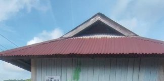 Bhabinkamtibmas Ranai Darat dan Warga Gotong Royong Perbaiki Pos Kamling