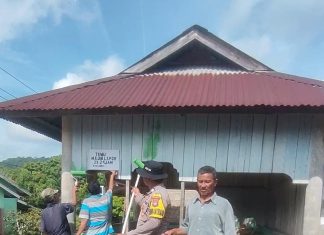Bhabinkamtibmas Ranai Darat dan Warga Gotong Royong Perbaiki Pos Kamling