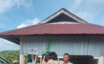 Bhabinkamtibmas Ranai Darat dan Warga Gotong Royong Perbaiki Pos Kamling