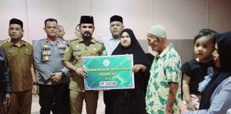 Bupati Al-Farlaky Salurkan ZIS Senilai Rp3,1 Miliar