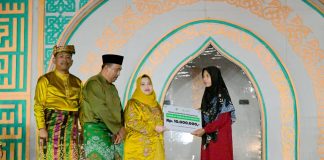 Bupati Kasmarni Serahkan Bantuan Kepada Ibu Fatimah, Korban Kebakaran di Sukarjo Mesim