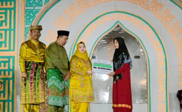 Bupati Kasmarni Serahkan Bantuan Kepada Ibu Fatimah, Korban Kebakaran di Sukarjo Mesim