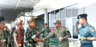 Komandan Lanud RSA Sambut Kedatangan Komandan Kodiklatad di Natuna