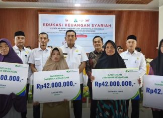 Bupati Simeulue dan OJK Aceh Serahkan Santunan Jaminan Kematian BPJS Ketenagakerjaan untuk Petani dan Nelayan