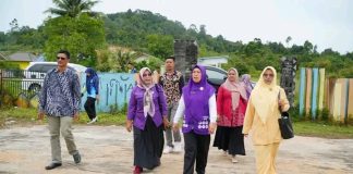 Ibu Feby Sarianty Novrizal Serahkan Secara Simbolis Alat Permainan Edukatif (APE) untuk PAUD se-Lingga Timur