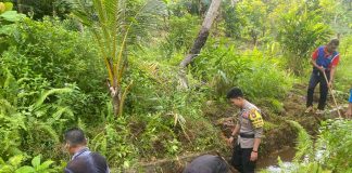 Jaga Kebersihan Lingkungan, Bhabinkamtibmas Polsek Midai Gotong Royong bersama Warga Sabang Barat