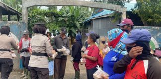 Polwan Polres Natuna Gelar Jumat Berkah, Bagikan Paket Makanan kepada Warga Ranai Kota