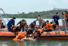 Satpolairud Polres Lingga Evakuasi Mayat Tanpa Identitas di Perairan Pulau Lalang