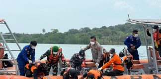 Satpolairud Polres Lingga Evakuasi Mayat Tanpa Identitas di Perairan Pulau Lalang