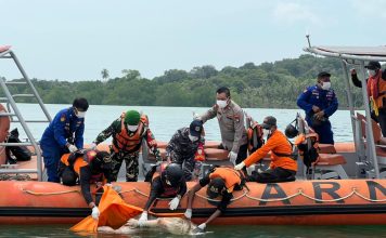 Satpolairud Polres Lingga Evakuasi Mayat Tanpa Identitas di Perairan Pulau Lalang