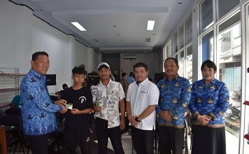 BPJS Ketenagakerjaan Serahkan Kartu Kepesertaan kepada Peserta Pemagangan Program Gerbang Harapan