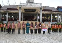 Potret Wakil Bupati Aceh Timur T. Zainal Abidin Saat memimpin Upacara Pembukaan Jambore di Tengah Hujan Deras