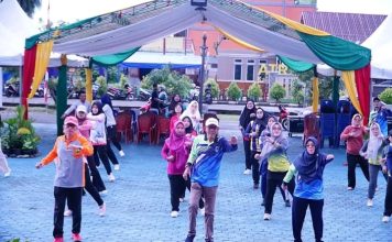 Sekda Lingga H. Armia Ikuti Senam Sehat Bersama Masyarakat dalam Semarak Hari Jadi Lingga ke-22