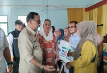 Bupati Cen Sui Lan dan Wakil Bupati Jarmin Bawa Sejumlah Bantuan untuk Warga Pulau Midai