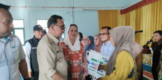 Bupati Cen Sui Lan dan Wakil Bupati Jarmin Bawa Sejumlah Bantuan untuk Warga Pulau Midai