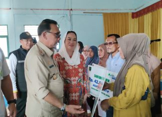 Bupati Cen Sui Lan dan Wakil Bupati Jarmin Bawa Sejumlah Bantuan untuk Warga Pulau Midai