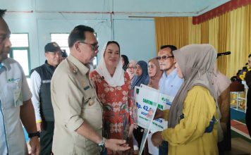 Bupati Cen Sui Lan dan Wakil Bupati Jarmin Bawa Sejumlah Bantuan untuk Warga Pulau Midai