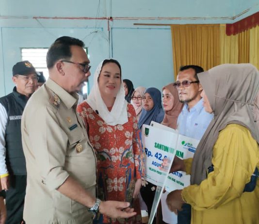 Bupati Cen Sui Lan dan Wakil Bupati Jarmin Bawa Sejumlah Bantuan untuk Warga Pulau Midai