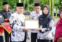 Hadiri Upacara HUT PGRI ke-80 dan HGN 2025, Bupati Lingga Serahkan Penghargaan Purna Bhakti dan Guru Berprestasi