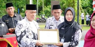 Hadiri Upacara HUT PGRI ke-80 dan HGN 2025, Bupati Lingga Serahkan Penghargaan Purna Bhakti dan Guru Berprestasi