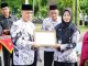 Hadiri Upacara HUT PGRI ke-80 dan HGN 2025, Bupati Lingga Serahkan Penghargaan Purna Bhakti dan Guru Berprestasi
