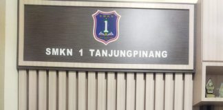 Peringatan Hari Guru Meriah, Kepala SMKN 1 Tanjungpinang Apresiasi Guru Berprestasi dan Dapatkan Dukungan Papan Bunga dari Berbagai Pihak