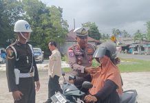 Satlantas Polres Natuna Gelar Pembagian Helm dan Brosur Keselamatan dalam Operasi Zebra Seligi 2025