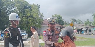 Satlantas Polres Natuna Gelar Pembagian Helm dan Brosur Keselamatan dalam Operasi Zebra Seligi 2025