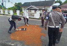 Sigap dan Humanis, Satlantas Polres Natuna Evakuasi Pengendara Terjatuh Akibat Tumpahan Solar