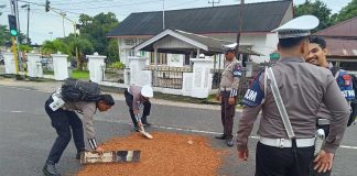 Sigap dan Humanis, Satlantas Polres Natuna Evakuasi Pengendara Terjatuh Akibat Tumpahan Solar