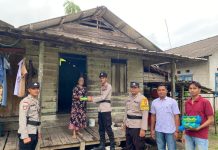 Polsek Pulau Laut Tebar Kepedulian Lewat Jumat Berkah, Bagikan 25 Paket Nasi Kotak kepada Warga Kurang Mampu