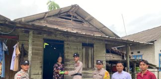 Polsek Pulau Laut Tebar Kepedulian Lewat Jumat Berkah, Bagikan 25 Paket Nasi Kotak kepada Warga Kurang Mampu