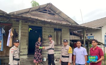 Polsek Pulau Laut Tebar Kepedulian Lewat Jumat Berkah, Bagikan 25 Paket Nasi Kotak kepada Warga Kurang Mampu
