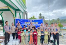 Satlantas Polres Natuna Gelar Jumat Berkah, Bagikan 100 Paket Makanan untuk Jamaah Masjid Maulana
