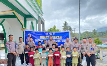 Satlantas Polres Natuna Gelar Jumat Berkah, Bagikan 100 Paket Makanan untuk Jamaah Masjid Maulana