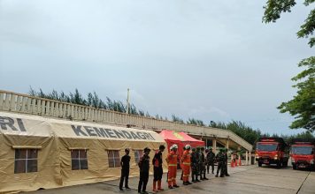Prajurit Batalyon Komposit 1 Gardapati dan Tim SAR Natuna Buka Posko Siaga Cuaca Ekstrem di Pantai Piwang