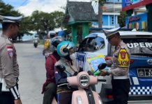 Polres Kepulauan Anambas Bagikan Beras kepada Pengendara Tertib dalam Rangka Operasi Zebra