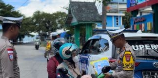 Polres Kepulauan Anambas Bagikan Beras kepada Pengendara Tertib dalam Rangka Operasi Zebra