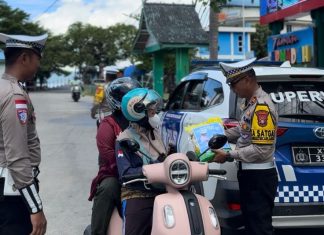 Polres Kepulauan Anambas Bagikan Beras kepada Pengendara Tertib dalam Rangka Operasi Zebra