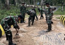 Prajurit Yonkomposit 1 Gardapati Gelar Karya Bhakti Pasca Banjir di Desa Sebadai Hulu