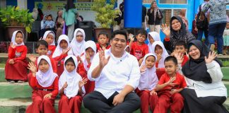 Pemkab Bintan Serahkan Seragam Sekolah Gratis, Bupati Roby Tegaskan Komitmen Pemerataan Pendidikan