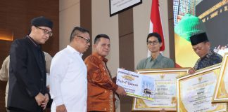 Gubernur Ansar Serahkan 10 Paket Umrah Apresiasi Penghargaan Program Gebyar Pajak Kepri 2025