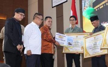 Gubernur Ansar Serahkan 10 Paket Umrah Apresiasi Penghargaan Program Gebyar Pajak Kepri 2025