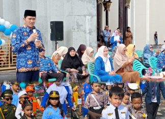 Penuh Warna, Pawai TK Warnai Peringatan Hari Guru Nasional di Natuna