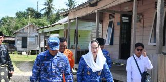 Danlanud Raden Sadjad Dampingi Bupati Natuna Tinjau Lokasi Banjir di Sebadai Hulu