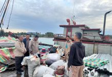 Polres Lingga dan Unsur Terkait Selamatkan Awak KM. Sinar Budi yang Tenggelam di Perairan Dabo Singkep