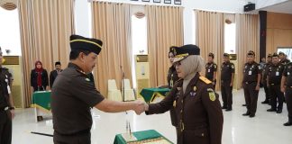 Kajati Kepri J. Devy Sudarso Lantik Wakajati Kepri Baru, Tekankan Pelaksanaan Amanah Penuh Rasa Tanggungjawab, komitmen dan Dedikasi yang Tinggi